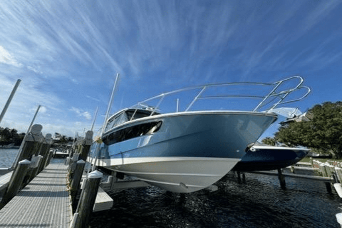 2024 Boston Whaler 405 CONQUEST - Sold Boat