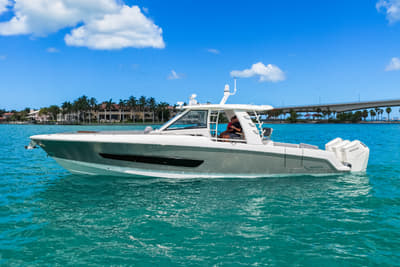 BOATZON | Boston Whaler 420 Outrage 2025