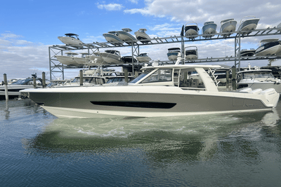 BOATZON | Boston Whaler 420 Outrage 2025