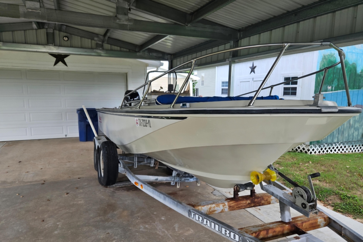 1980 Boston Whaler Outrage 20 - Sold Boat