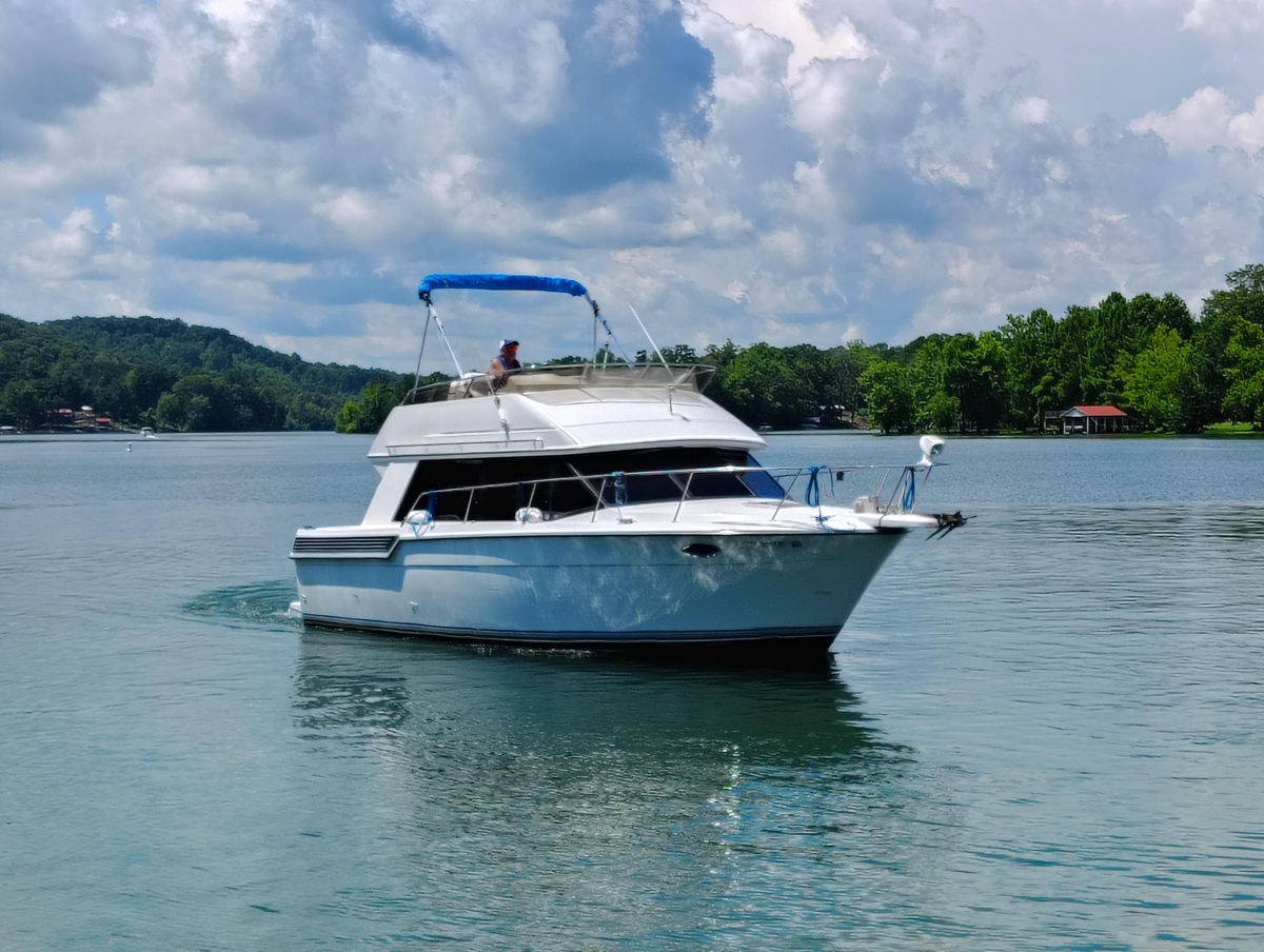 1992 Carver 28 Command Bridge - Sold Boat