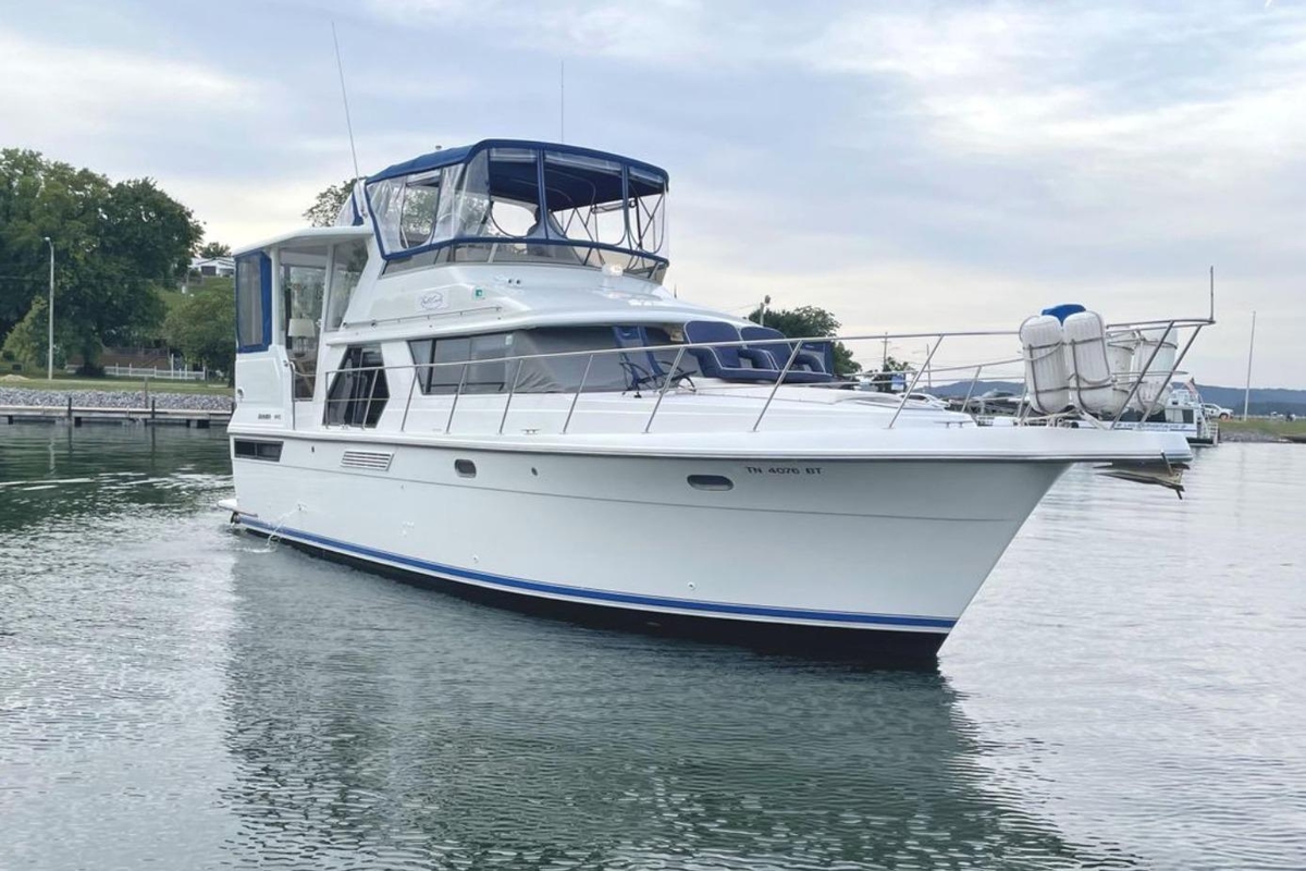 1994 Carver 440 Aft Cabin Motor Yacht - Sold Boat