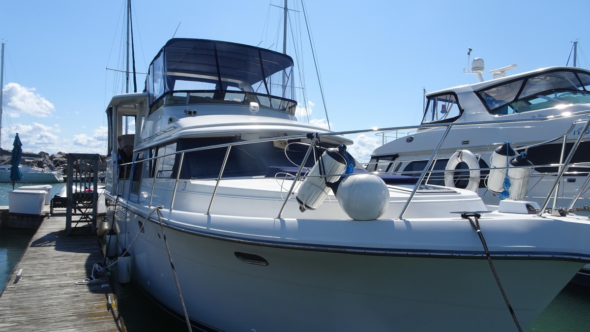 1995 Carver 440 Aft Cabin Motor Yacht - Sold Boat