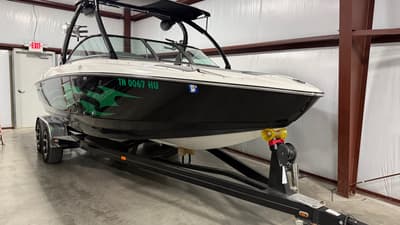BOATZON | Centurion Enzo SV220 2008