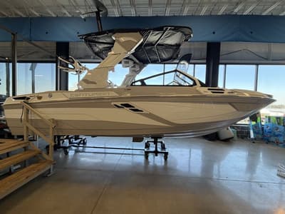 BOATZON | Centurion Ri230 2026