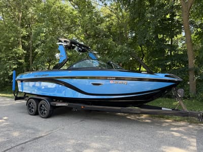 BOATZON | Centurion RI237 2017