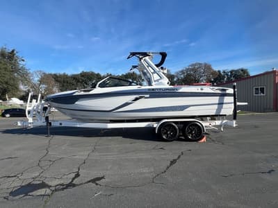 BOATZON | Centurion Ri245 2024