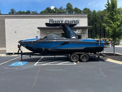 BOATZON | Centurion Ri245 2025