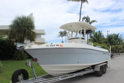 BOATZON | Century 2301 Center Console 2017