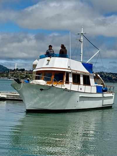 BOATZON | CHB 34 Tri Cabin 1981