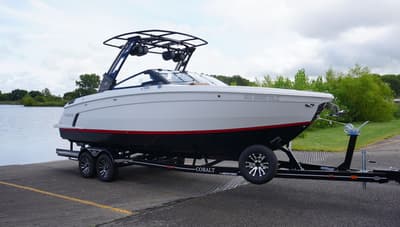 BOATZON | Cobalt Boats R8 Surf 2026