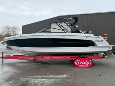 BOATZON | Cobalt R8 Surf 2026