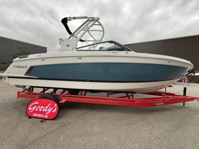BOATZON | Cobalt R8 Surf 2026
