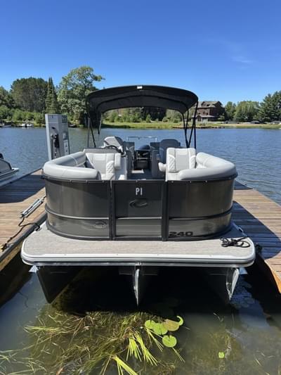 BOATZON | Crest Classic 240 SLRC Tritoon 2025 BOATZON | Crest Classic 240 SLRC Tritoon 2025