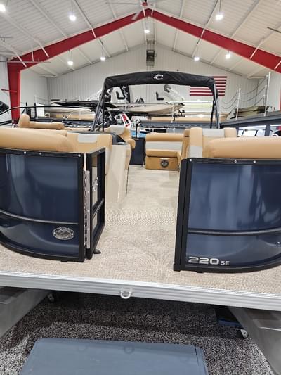 BOATZON | Crest Pontoons CONQUEST SE 220 CRUISE 2026