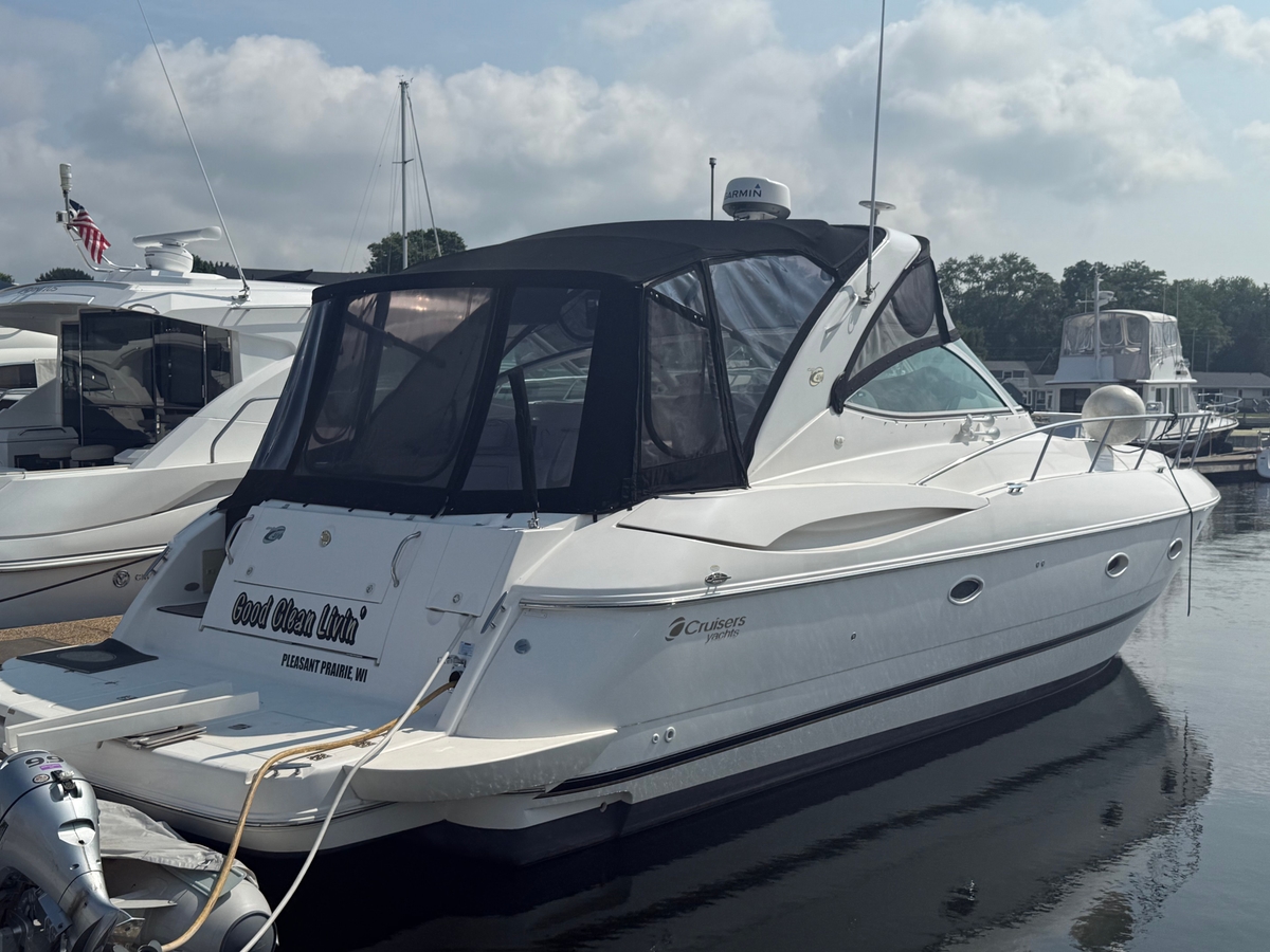 2004 Cruisers 400 Express - Sold Boat