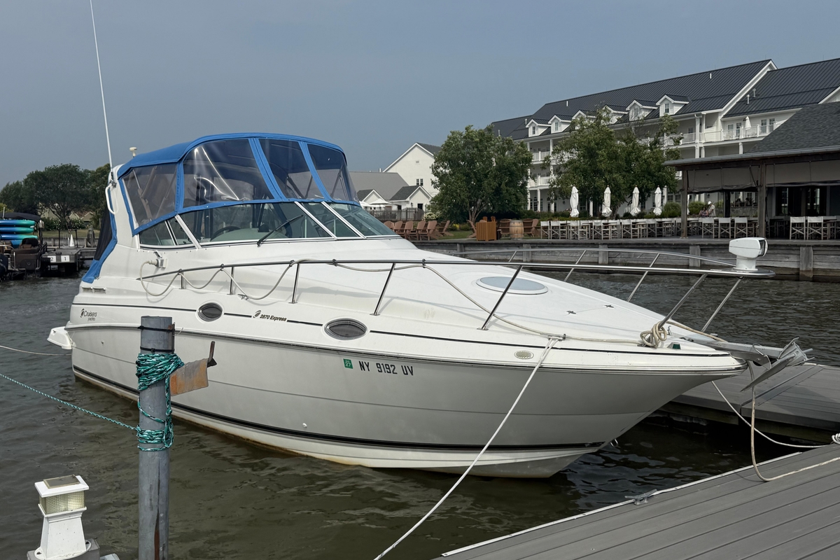 2001 Cruisers Yachts 2870 Express - Sold Boat