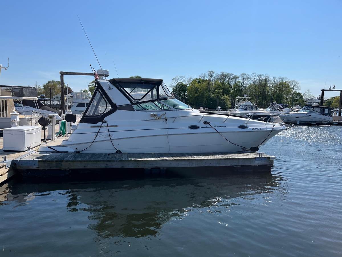 2001 Cruisers Yachts 2870 Express - Sold Boat