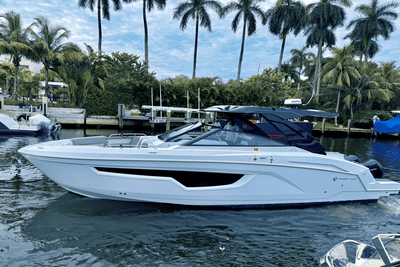 BOATZON | Cruisers Yachts 34 GLS Outboard 2022 BOATZON | Cruisers Yachts 34 GLS Outboard 2022