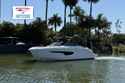 BOATZON | Cruisers Yachts 34 GLS Outboard 2022