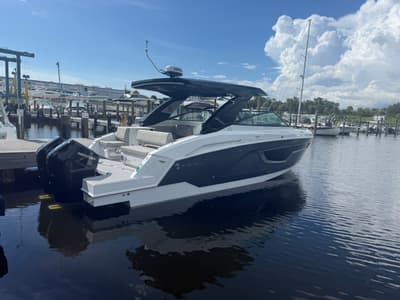 BOATZON | Cruisers Yachts 34 GLS Outboard 2027
