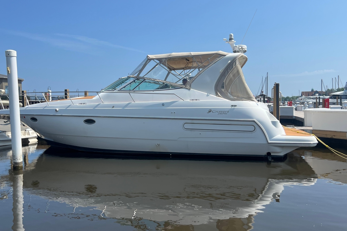 2001 Cruisers Yachts 3672 Express - Sold Boat