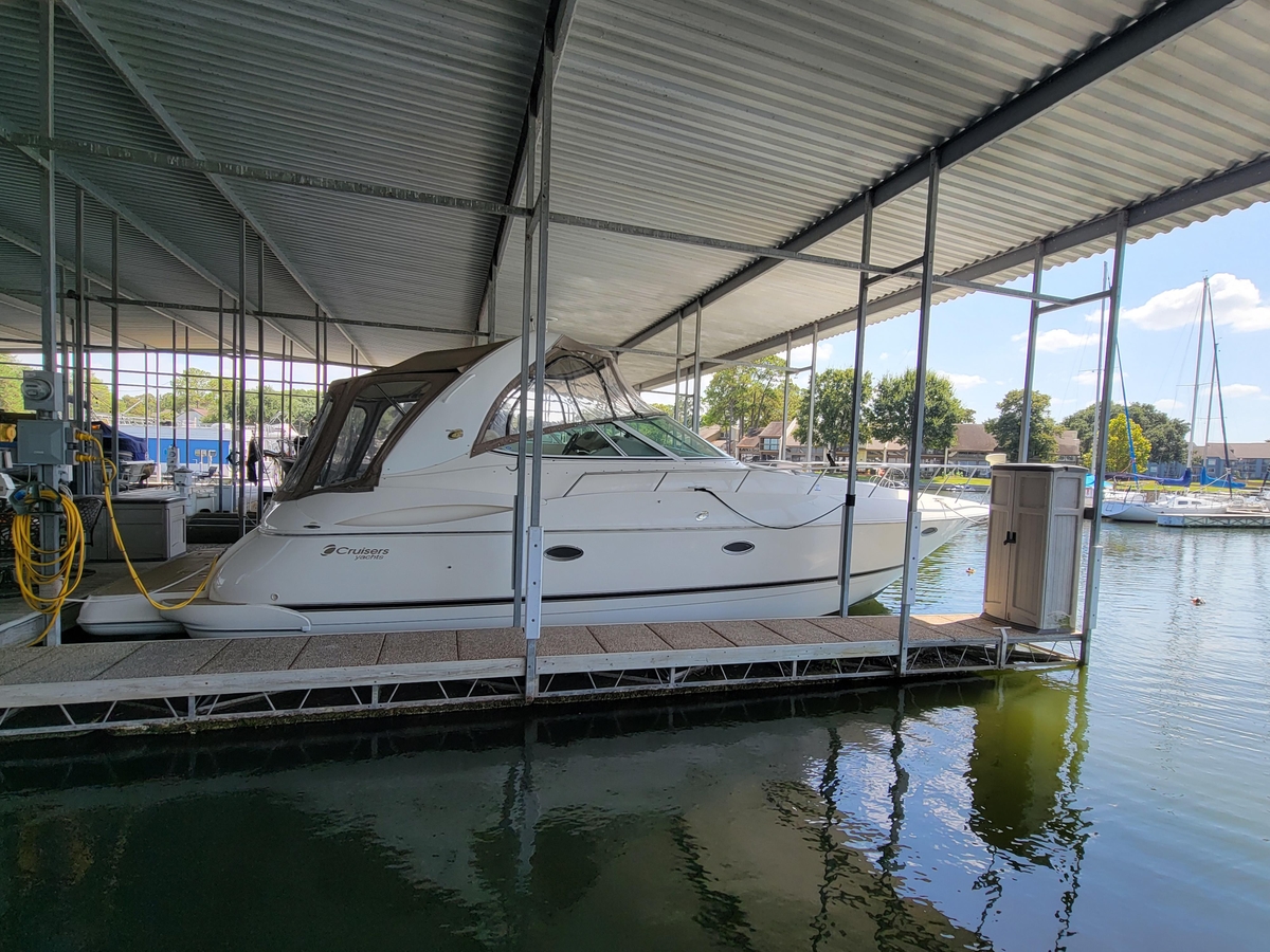 2004 Cruisers Yachts 370 Express - Sold Boat