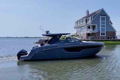 BOATZON | Cruisers Yachts 38 GLSOB SB 2024