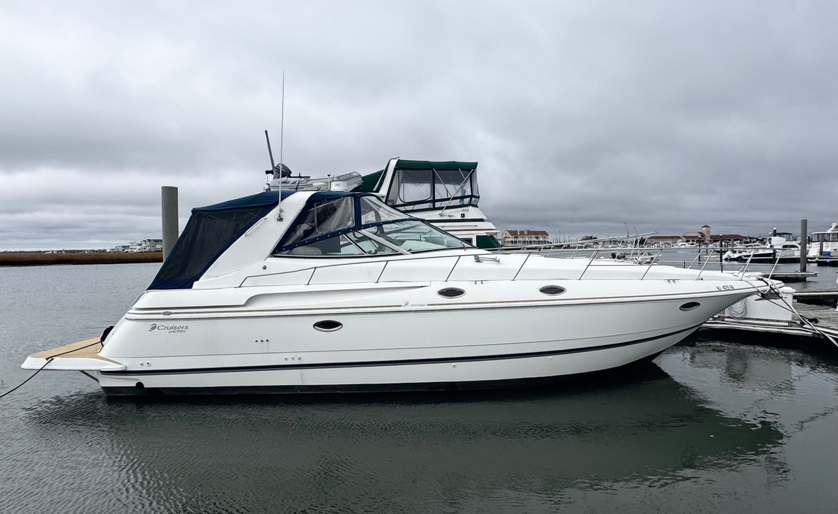 1998 Cruisers Yachts 3870 Esprit - Sold Boat