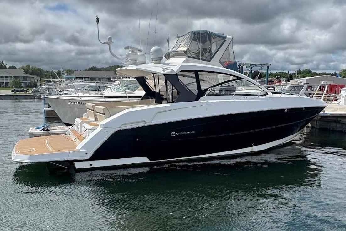2017 Cruisers Yachts 39 Express Coupe - Sold Boat