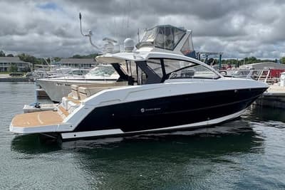 BOATZON | Cruisers Yachts 390 Express Coupe 2017