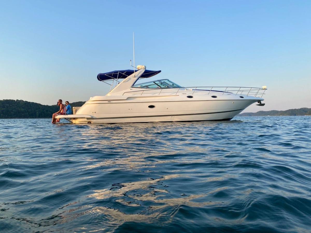 2000 Cruisers Yachts 4270 Express - Sold Boat