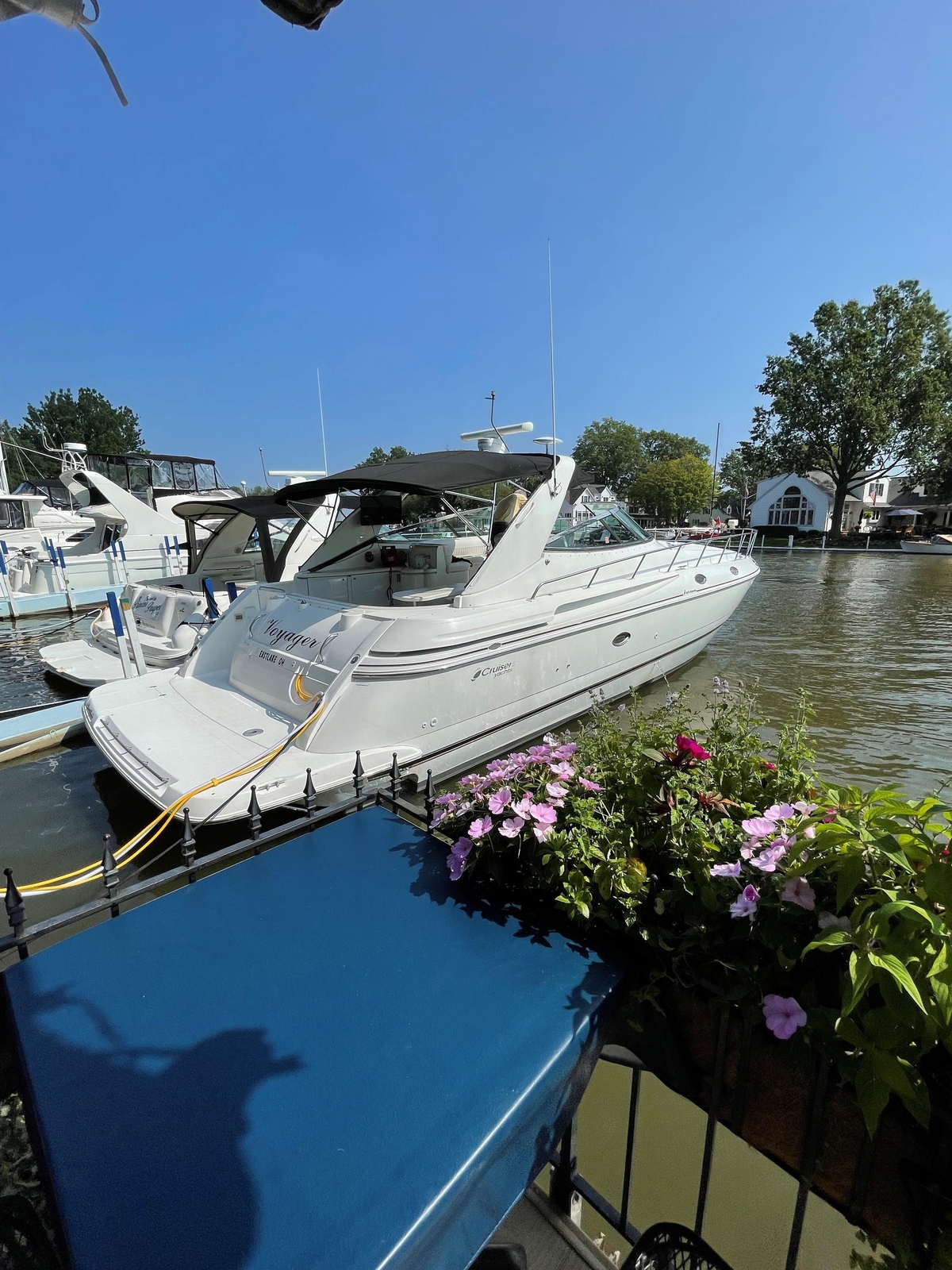 2002 Cruisers Yachts 4270 Express - Sold Boat