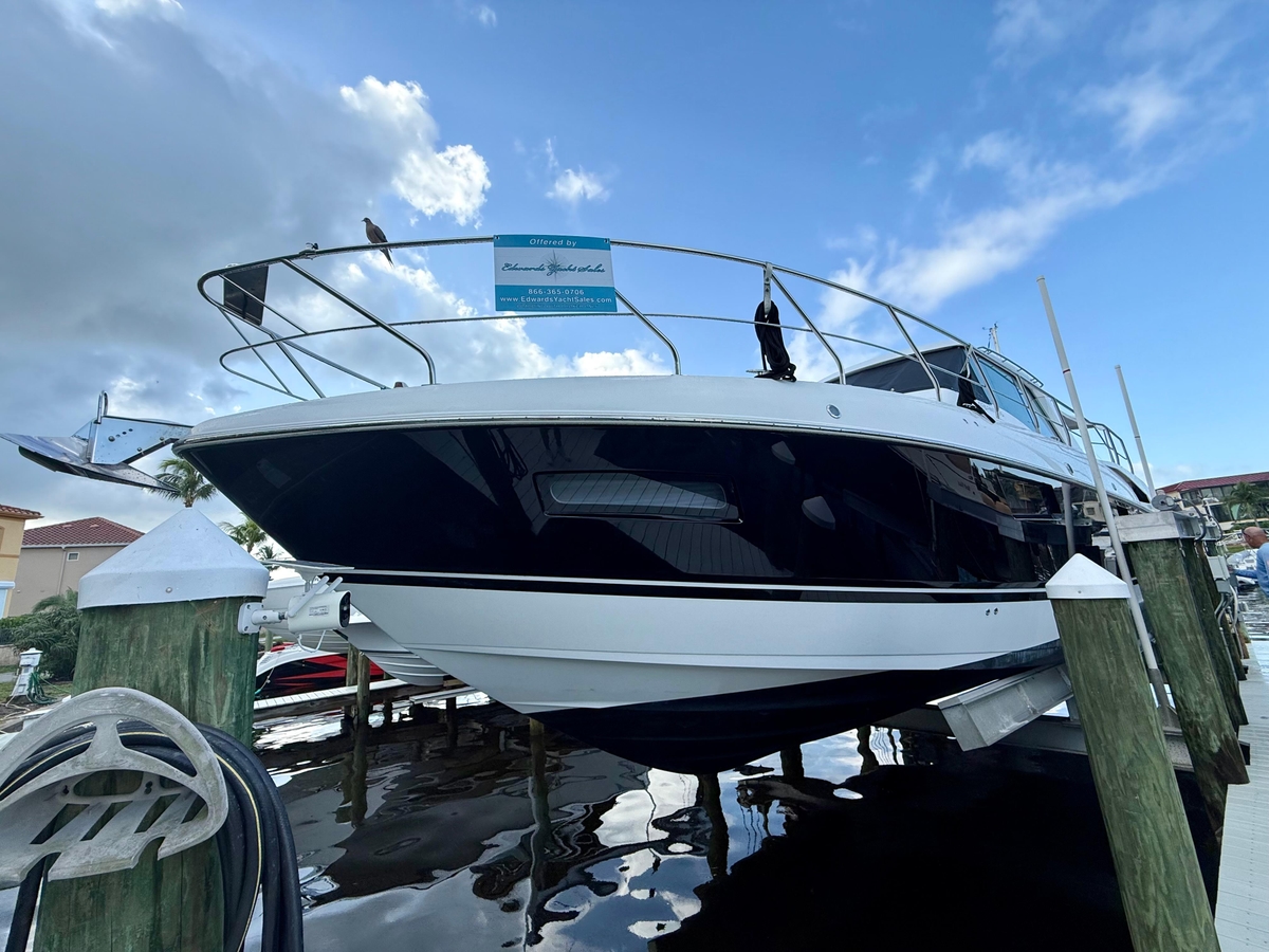2012 Cruisers Yachts 48 Cantius - Sold Boat