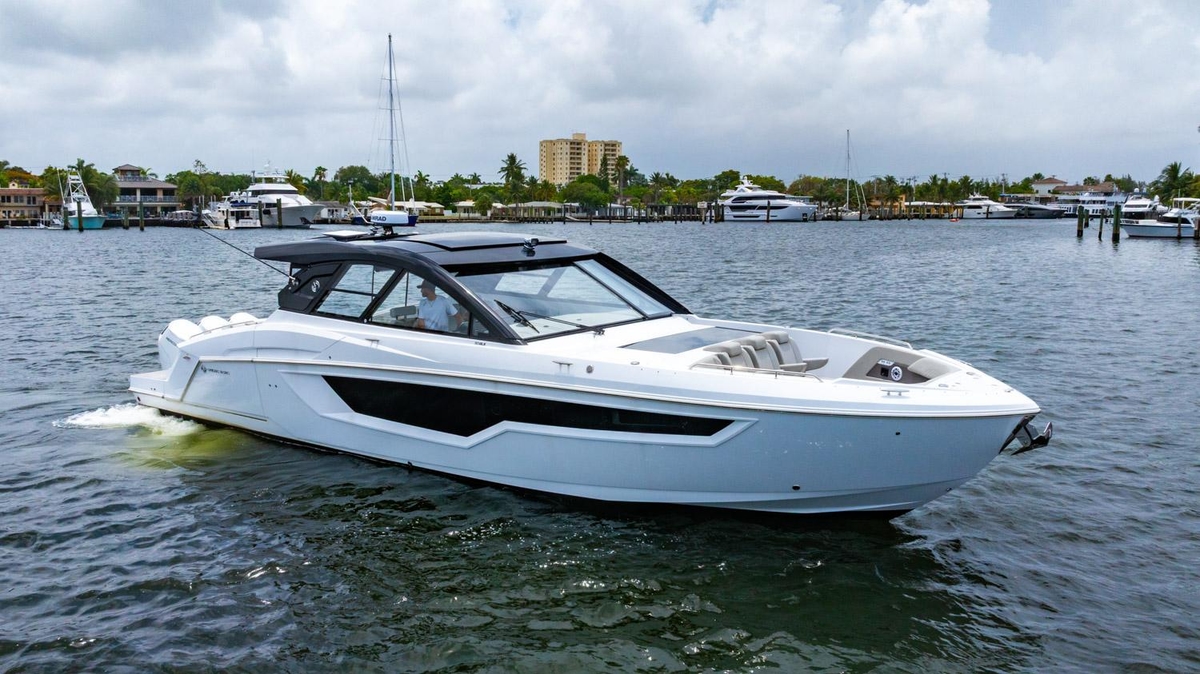 2024 Cruisers Yachts 50 GLS - Sold Boat