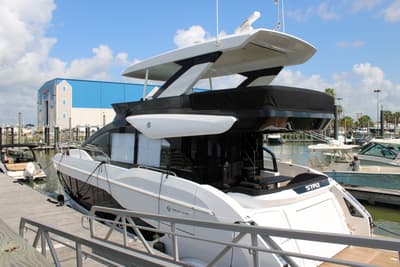 BOATZON | Cruisers Yachts 57 FLY 2027