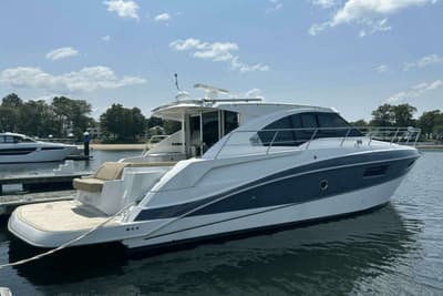 BOATZON | Cruisers Yachts Cantius 2016