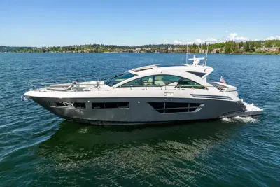 BOATZON | Cruisers Yachts Cantius Sports Coupe 2017 BOATZON | Cruisers Yachts Cantius Sports Coupe 2017