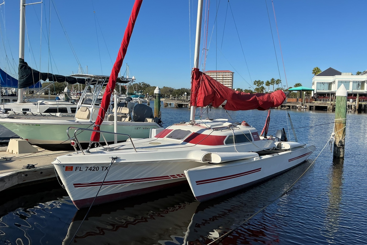 1992 Dragonfly 800 Swing Wing - Sold Boat