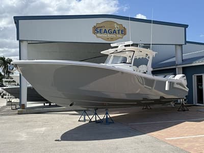 BOATZON | EdgeWater 370CC 2025
