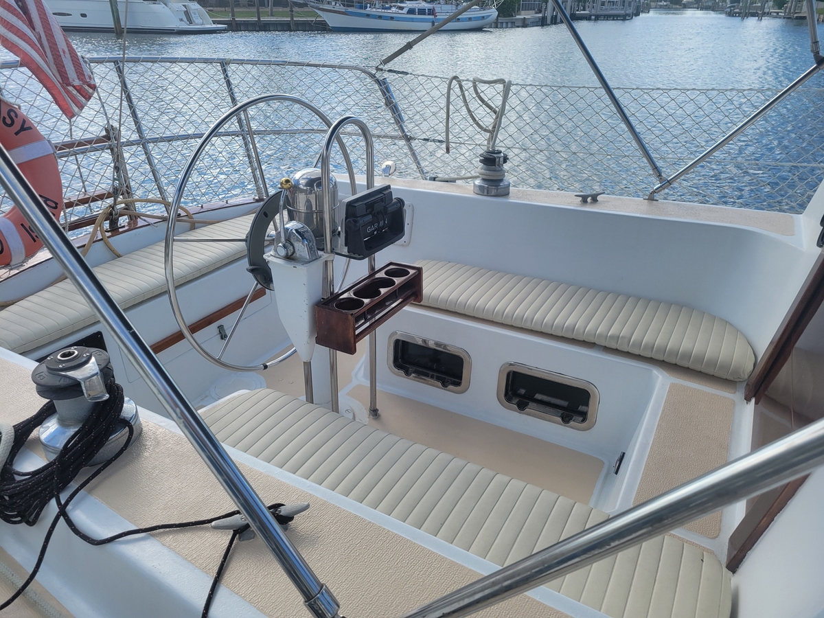 1985 Endeavour Endeavour 33 Sailing Yacht - Sold Boat