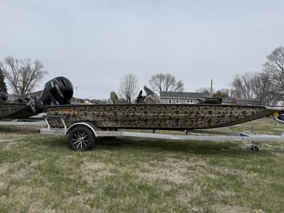 BOATZON | Excel 2172 Catfish Pro Side Console 2026