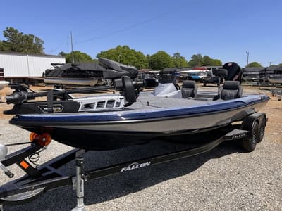 BOATZON | Falcon Bass Boats F215 2025