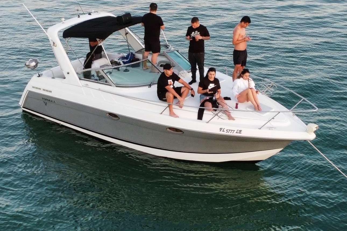 2000 Formula 27 Performance Cruiser - Sold Boat