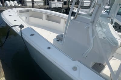 BOATZON | Front Runner 33 Center Console 2023
