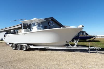 BOATZON | Front Runner 33 Center Console 2023