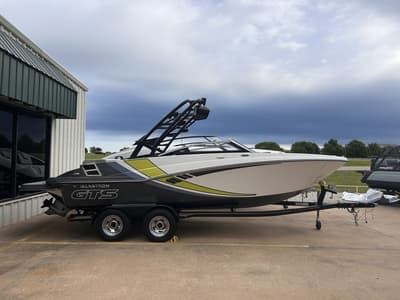 BOATZON | Glastron GT225 2017