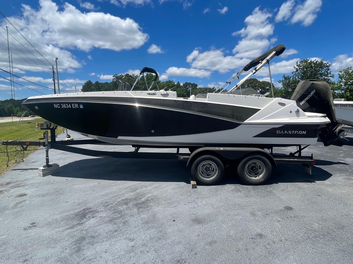 2019 Glastron GTD 220 - Sold Boat