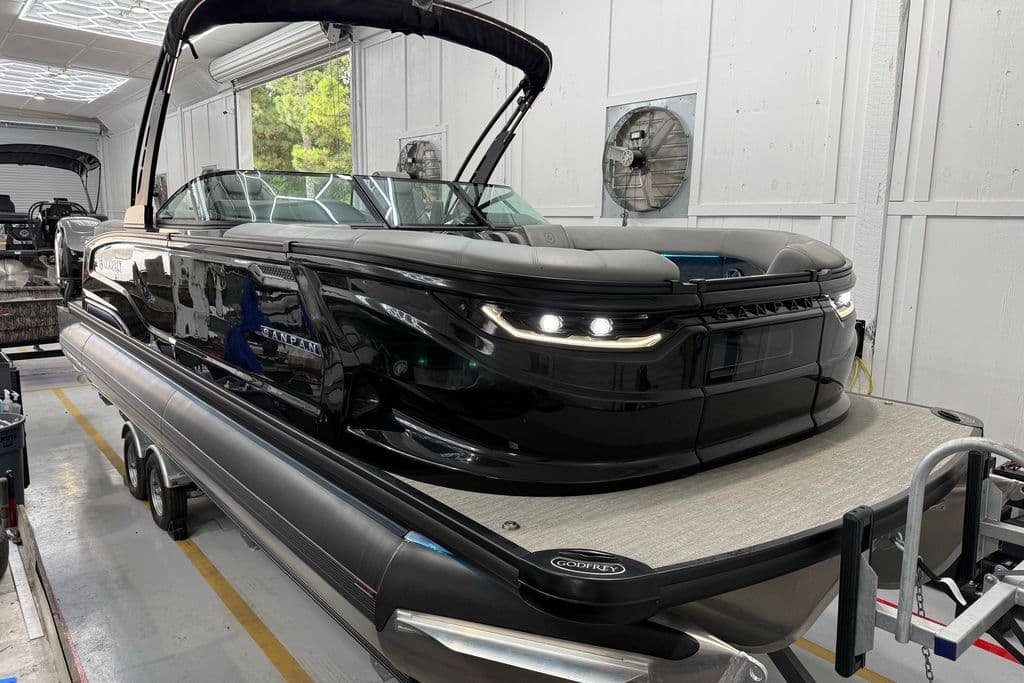 Godfrey Sanpan 27 Twin Split Bench Windshield Tritoon  2700 SBW TWIN 2026