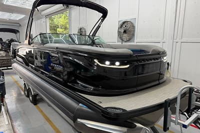 BOATZON | Godfrey Sanpan 27 Twin Split Bench Windshield Tritoon  2700 SBW TWIN 2026